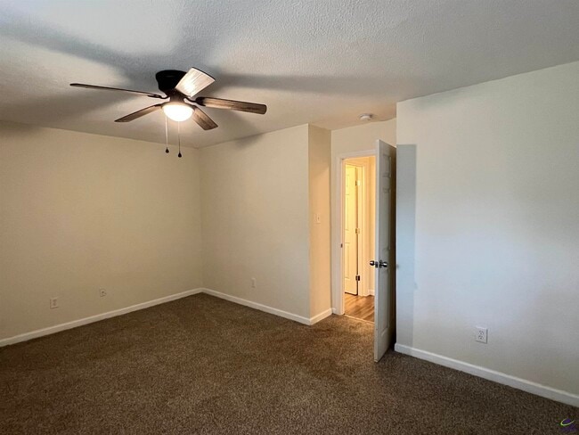 Building Photo - 405 Westcliff Cir