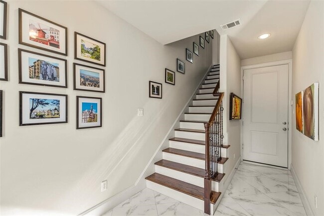 Building Photo - 2318 Hutchins St