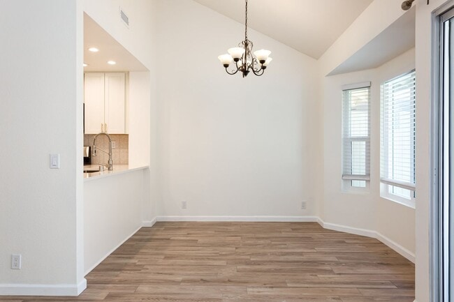 Building Photo - Charming Remodeled Townhome!