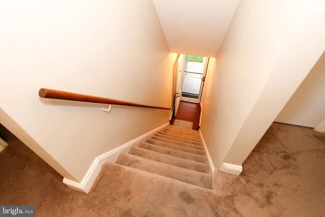 Building Photo - 319 W Cir