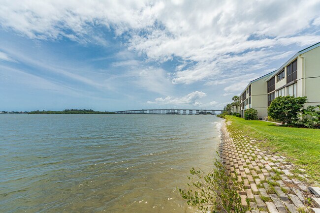 Building Photo - 1840 Tarpon Ln