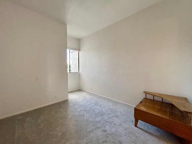 Building Photo - 2601 S Broadmoor Dr