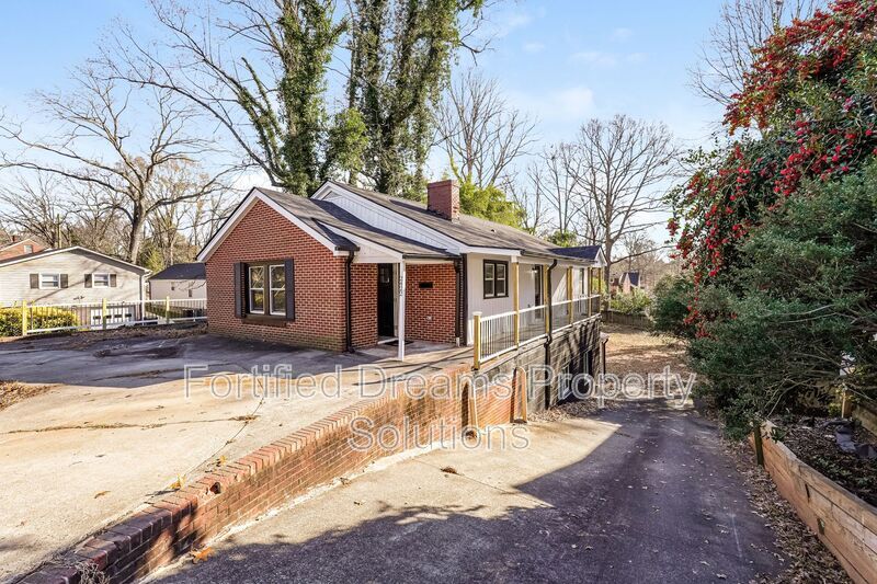 Building Photo - 2422 Queen St