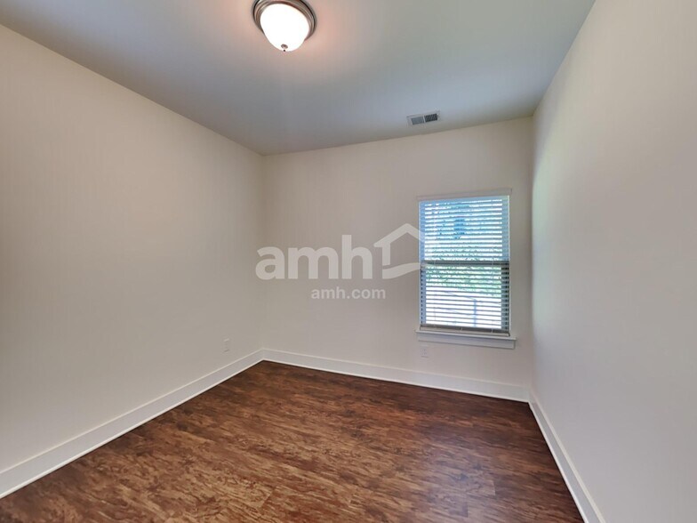 Building Photo - 1065 Adams Haven Bend