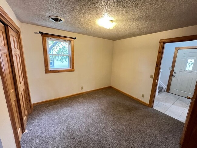 Building Photo - Spacious 3bd/2ba - AVAILABLE NOVEMBER!