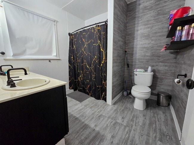 Building Photo - 481 Division St