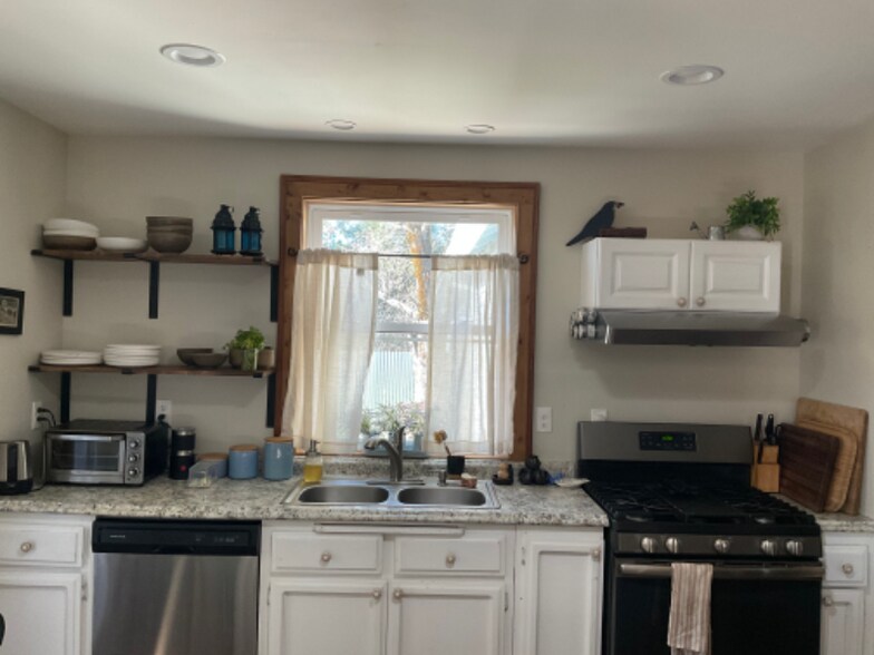 Building Photo - 123 Adam Ave