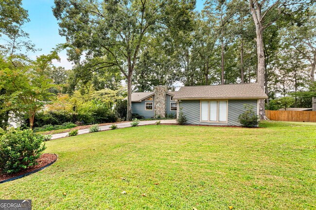 Building Photo - 2076 Lake Ridge Terrace