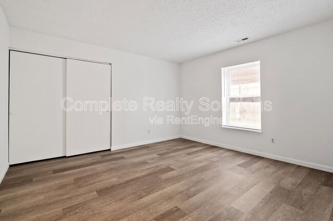 Building Photo - 318 Mt Everest Dr