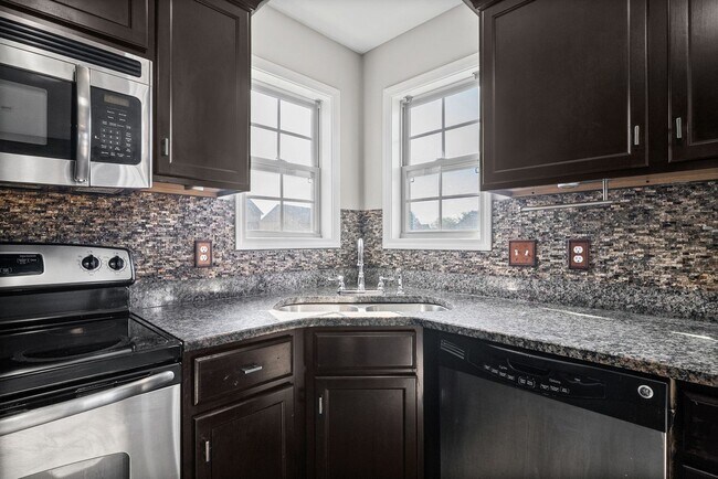 Building Photo - Pet Friendly Four Bedroom with Basement!