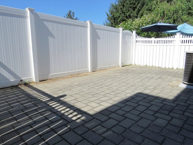 Building Photo - Spacious 3 Bedroom Townhome