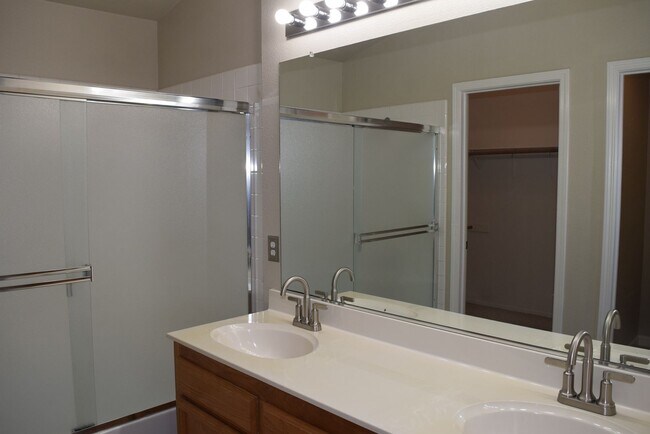 Building Photo - 1608 Poppy Cir