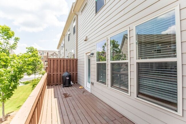 Building Photo - 3 story townhome in a great location in Chamblee