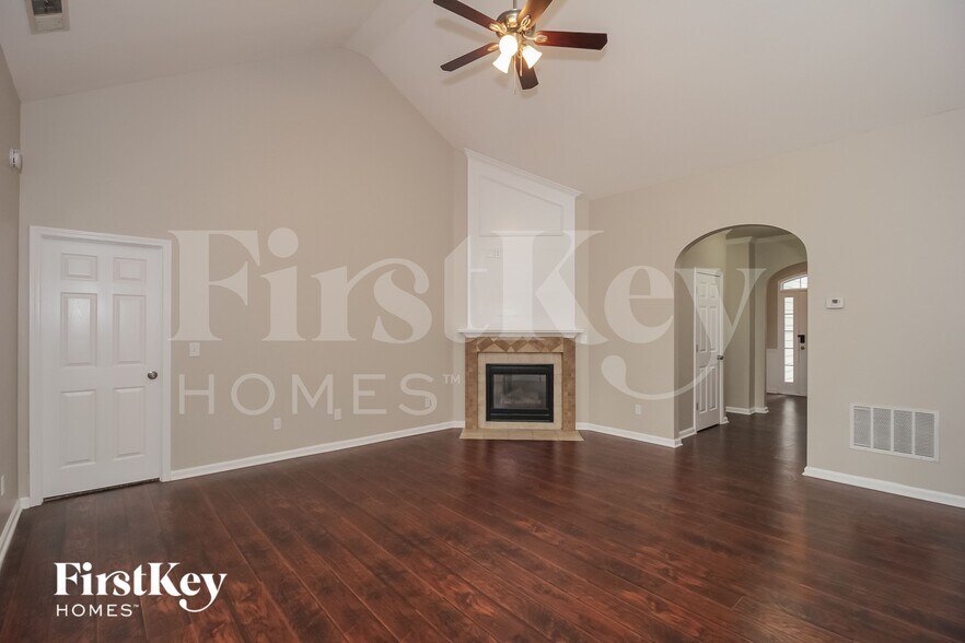 Building Photo - 30 Horseshoe Ln