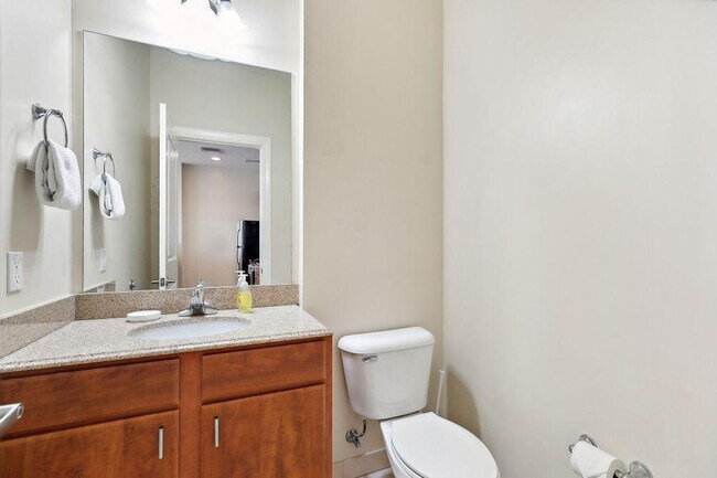 Building Photo - 925 Common St