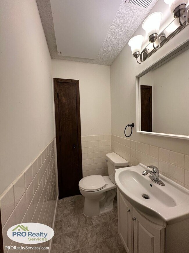 Building Photo - 3 Bedroom Main Level Duplex Unit