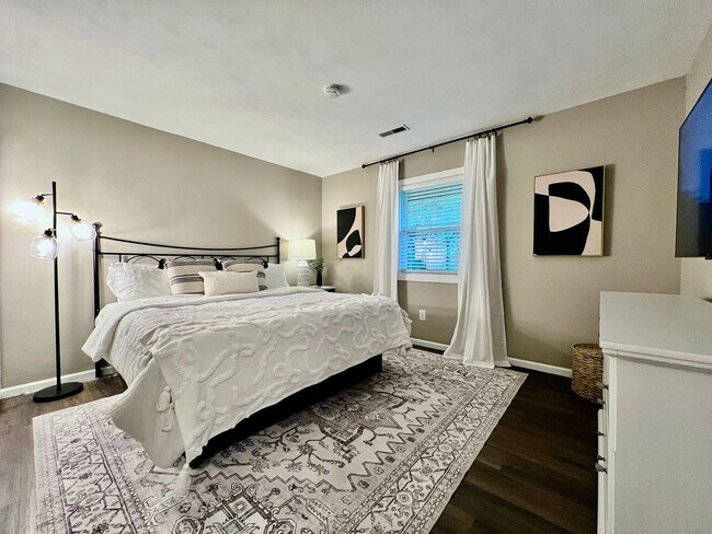 Building Photo - 3 BDR Ranch w/ Fenced yard, laundry, garage + more