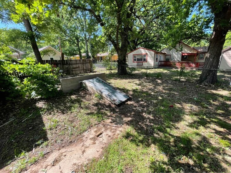 Building Photo - 518 W Cave Springs Ave