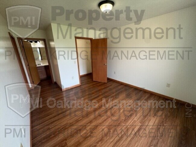 Building Photo - 107 Meadow Dr