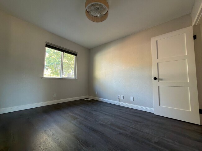 Building Photo - 1430 Newhall Pkwy