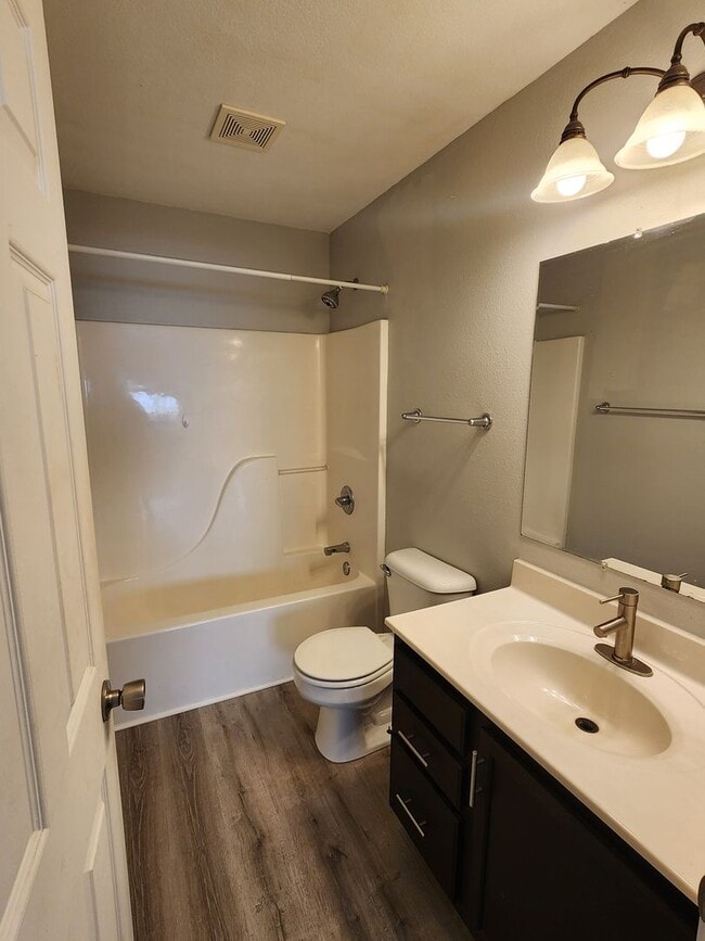 Building Photo - 1351 E Oakland St