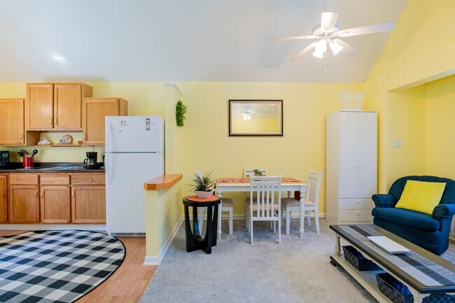 Building Photo - 9988 Hillview Dr
