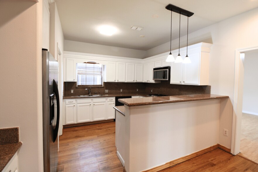 Building Photo - 2445 Monarch Dr