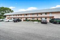 Building Photo - 18081 SE Country Club Dr