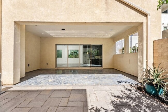 Building Photo - 123 Interval