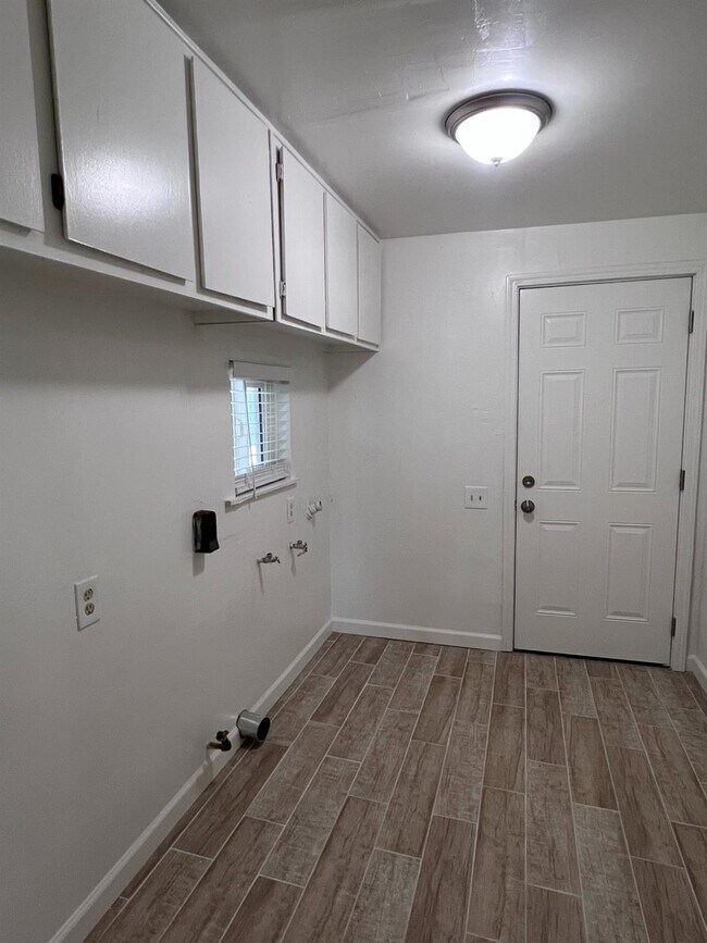 Building Photo - 230 W Pinedale Ave