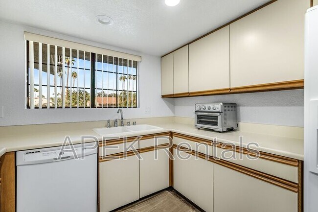 Building Photo - 2701 E Mesquite Ave