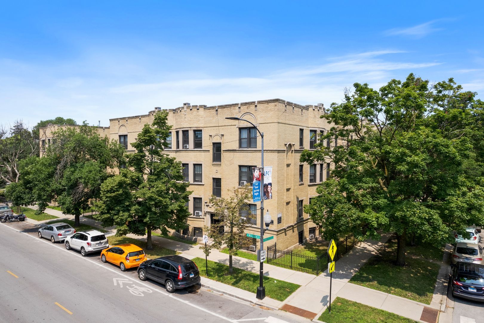 Building Photo - 1944 W Wilson Ave