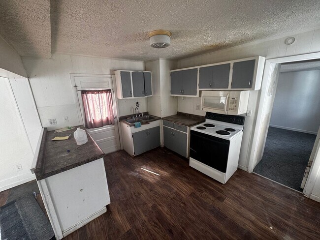 Building Photo - 3 bed/ 1.5 Bath