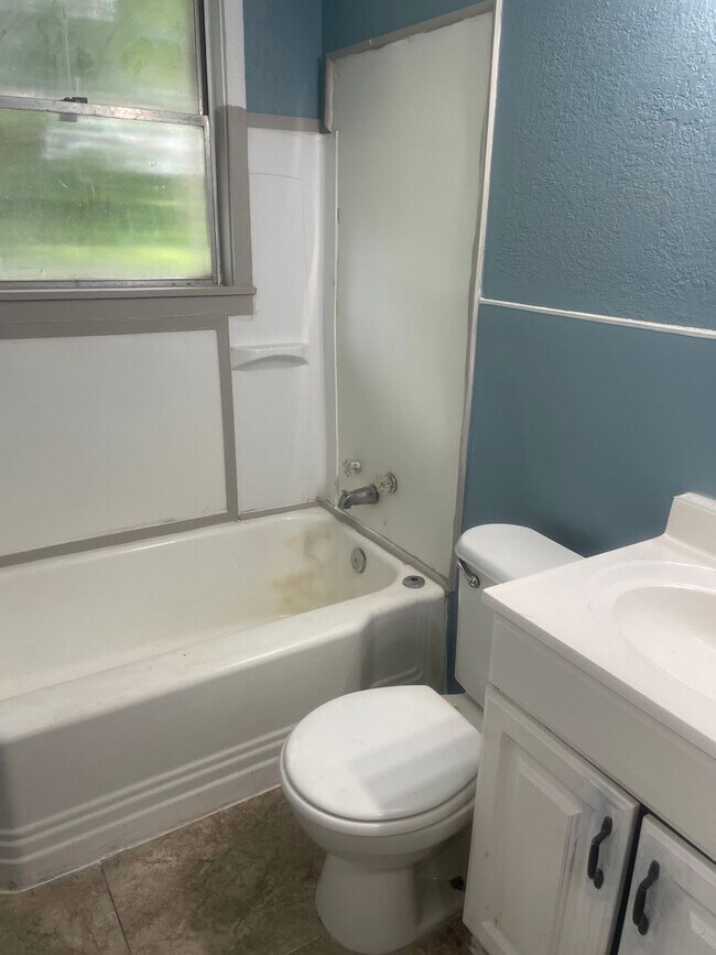 Building Photo - Oak Ridge 37830 - 2 bedroom, 1 bath Duplex - Contact Lisa Vineyard 865-216-9334