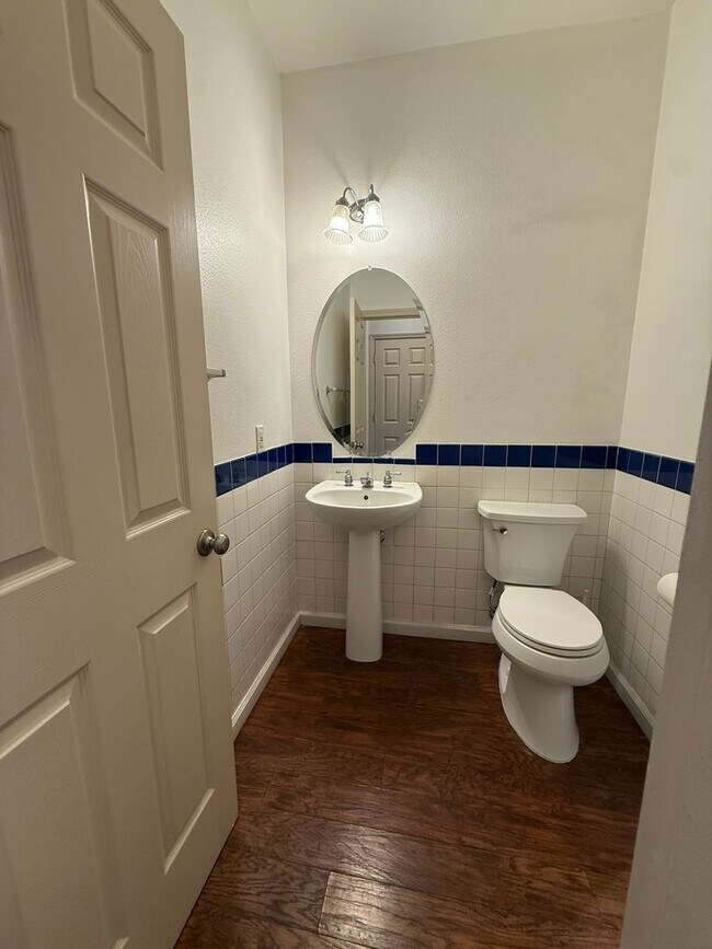 Building Photo - Nice Home with great floorplan