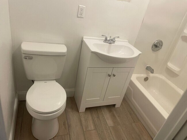 Building Photo - Large beautiful Home waiting for you