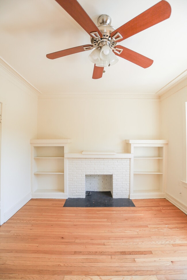 Building Photo - 1250 W Montrose Ave