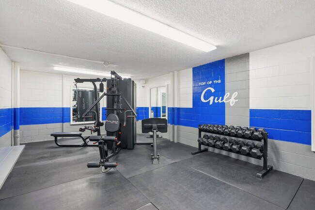 Building Photo - 8817 S Thomas Dr