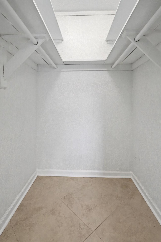 Building Photo - 100 SE 6th Ave