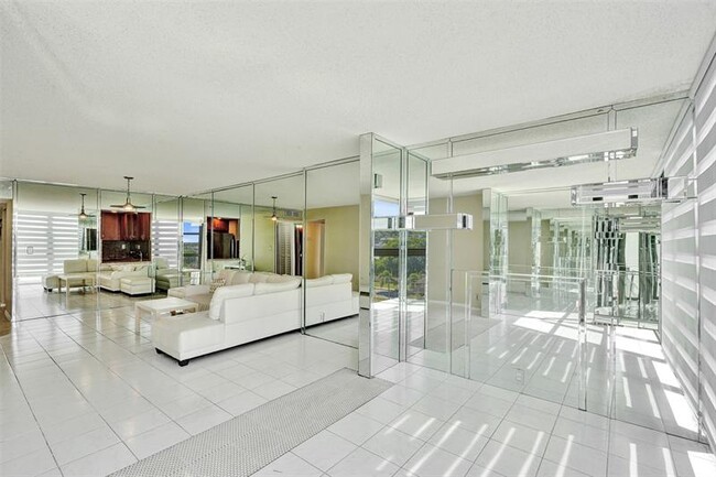 Building Photo - 1000 Parkview Dr