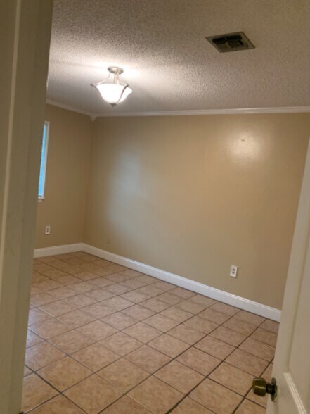 Building Photo - 301 Cascade Dr