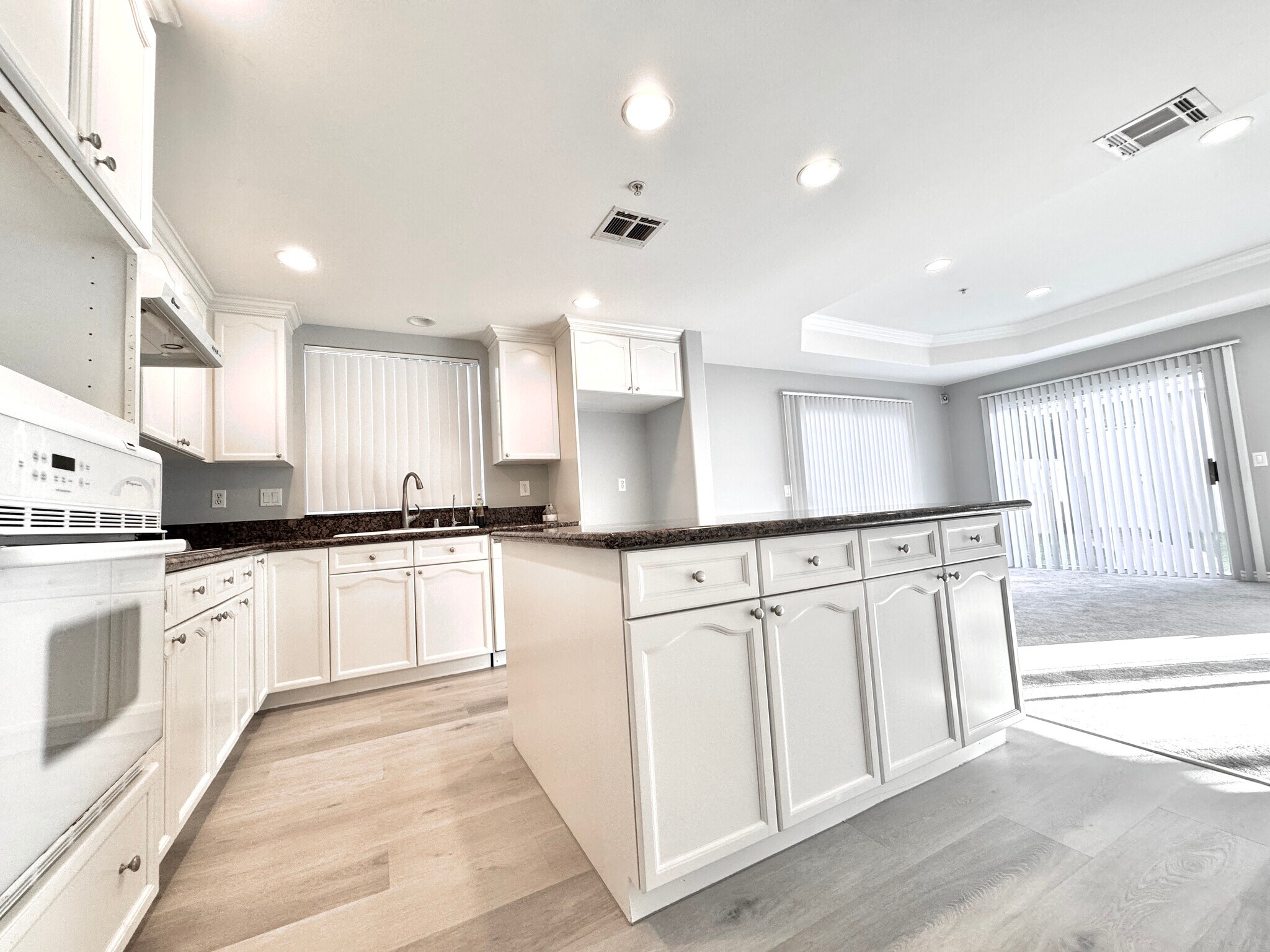 Kitchen connect to dining area / family room - 27 Hampton Ct