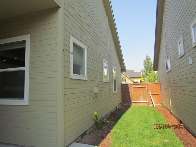 Building Photo - Beautiful 3 bed 2 bath in the popular Paramount community