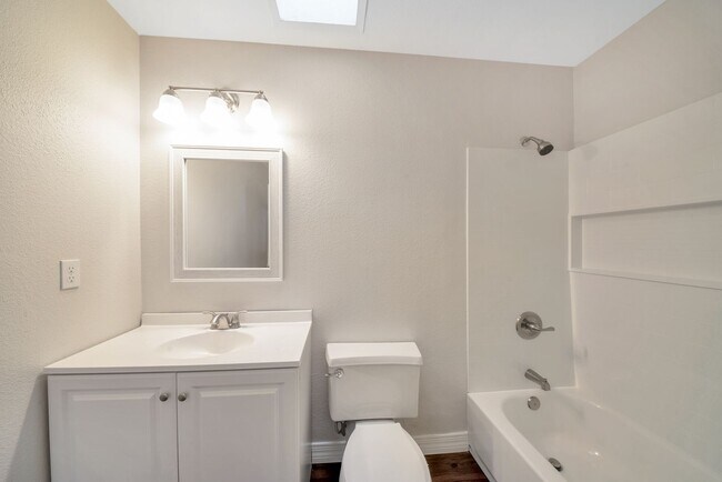 Building Photo - Great 6 Bedroom home near ASU with large BASEMENT