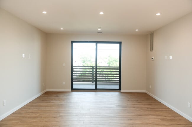 Living room with balcony door - 135 E Park Ave