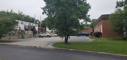 Building Photo - 922 W Texas Ave