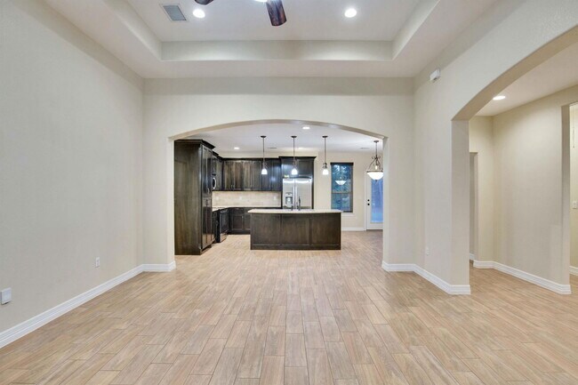 Building Photo - 118 N Buckhorn Dr