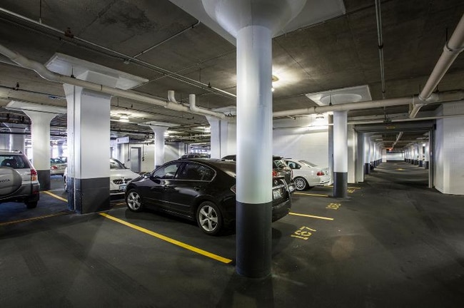 Building Photo - 900 N Kingsbury St