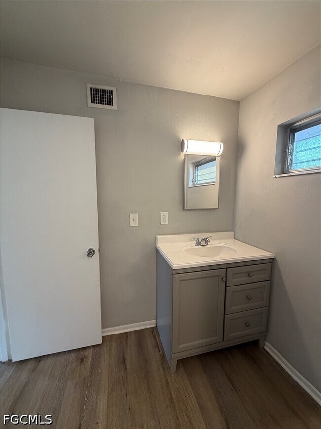 Building Photo - 1920 W Lakeview Blvd