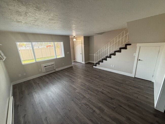 Building Photo - 2 Bedroom Townhome in Taylorsville